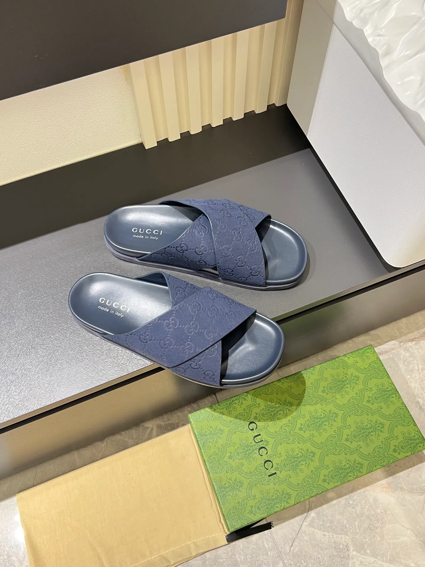 Men's Men's Shoes 💰p320 "GUCC＊" These slippers are made of GG polyester and feature a Gucci label on the front, adding a bold logo feel to the style. "Gucci Made in Italy" stamped label Rubber sole. Size 38-44